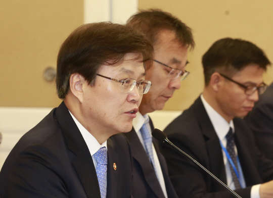 최양희 미래창조과학부 장관이 28일 오전 국회에서 열린 통신시장 경쟁촉진 당정협의에서 모두발언을 하고 있다.